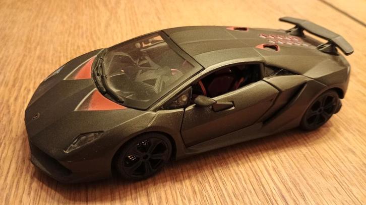 Lamborghini Sesto Elemento 1:24 (Bburago), Hobby en Vrije tijd, Modelauto's | 1:24, Zo goed als nieuw, Auto, Bburago, Ophalen of Verzenden