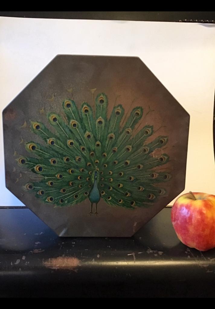 Groot 8-kantig blik met pauw, pauwen er op. Diam. ong. 27 cm, Verzamelen, Blikken, Ophalen of Verzenden