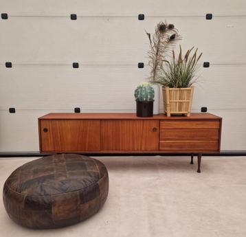 Vintage laag dressoir/ Tv-meubel, twee schuifdeuren, 200cm beschikbaar voor biedingen