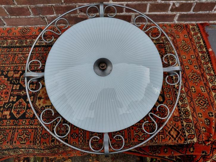 Vintage plafonniére, smeedijzeren frame, glazen schaal., Antiek en Kunst, Antiek | Lampen, Ophalen