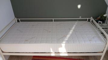 Nieuwe schuimmatras 90 cm bij 2.00 m. 20 cm dik beschikbaar voor biedingen
