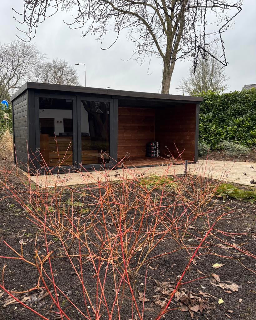 Thermowood buitensauna met overkapping. Sauna maatwerk