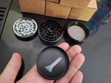 Wiet grinder met pollenzeef en schaber beschikbaar voor biedingen