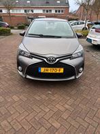 Toyota Yaris 1.3  VVT-i 99PK Aspiration 5DR 2016 Grijs, Auto's, 40 €/maand, 4 cilinders, Handgeschakeld, Grijs