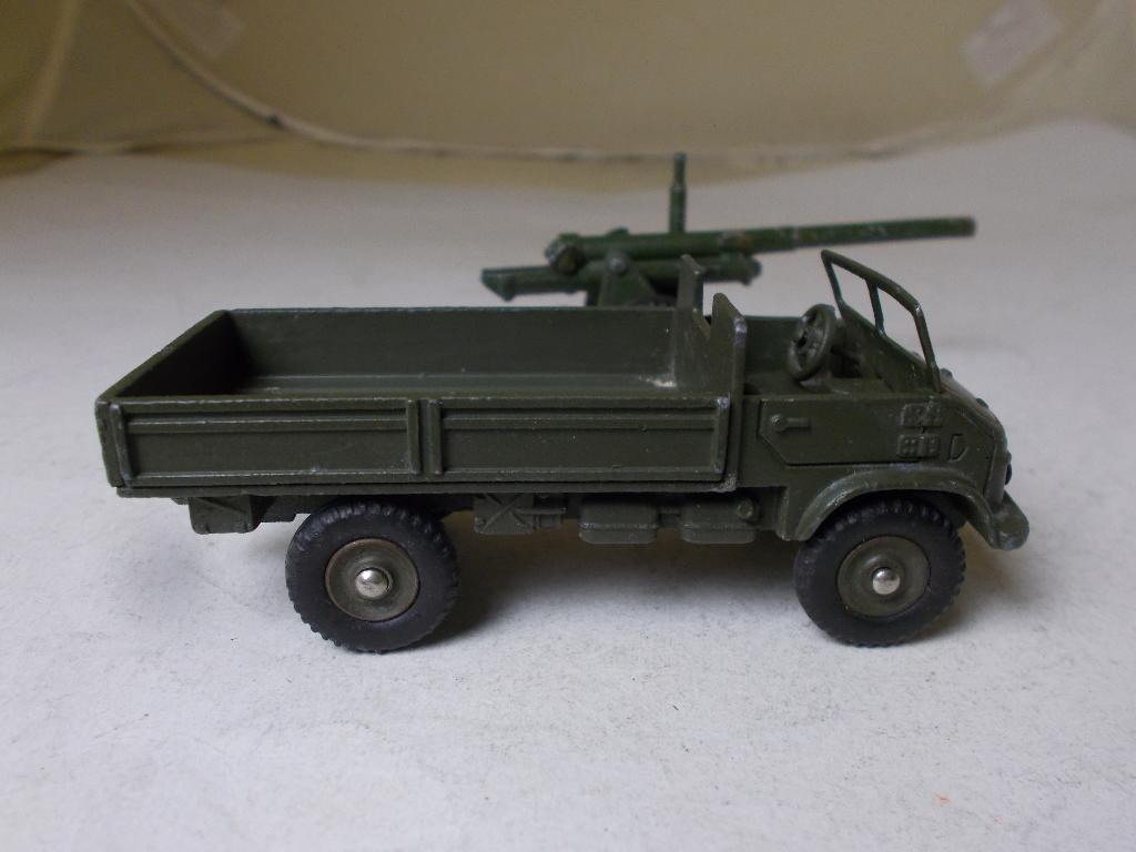 1961 Dinky Toys 821 MERCEDES UNIMOG + 1955 DT 692 MEDIUM GUN, Ophalen of Verzenden, Gebruikt, Bus of Vrachtwagen, Dinky Toys