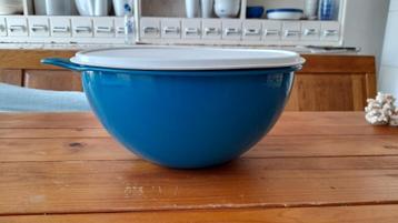 Tupperware 7.5 Liter teil met deksel beschikbaar voor biedingen
