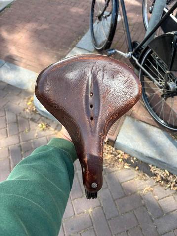 Lepper leren zadel met veren beschikbaar voor biedingen