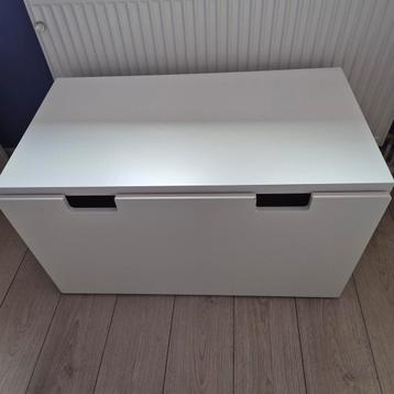 Ikea bureau/tafel en speelgoedbak beschikbaar voor biedingen
