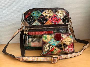 Fleurige leren tas, plus bijpassende portemonee beschikbaar voor biedingen