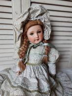 Antieke pop, mooi geklede unis france van 55 cm, Verzamelen, Poppen, Ophalen, Gebruikt, Pop