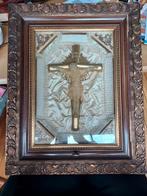 Diorama met crucifix en muziekdoos., Antiek en Kunst, Antiek | Religie, Ophalen of Verzenden