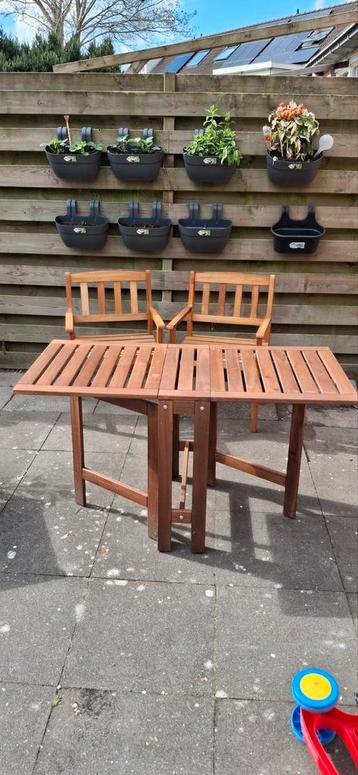 Opklapbaar houten tuintafel beschikbaar voor biedingen