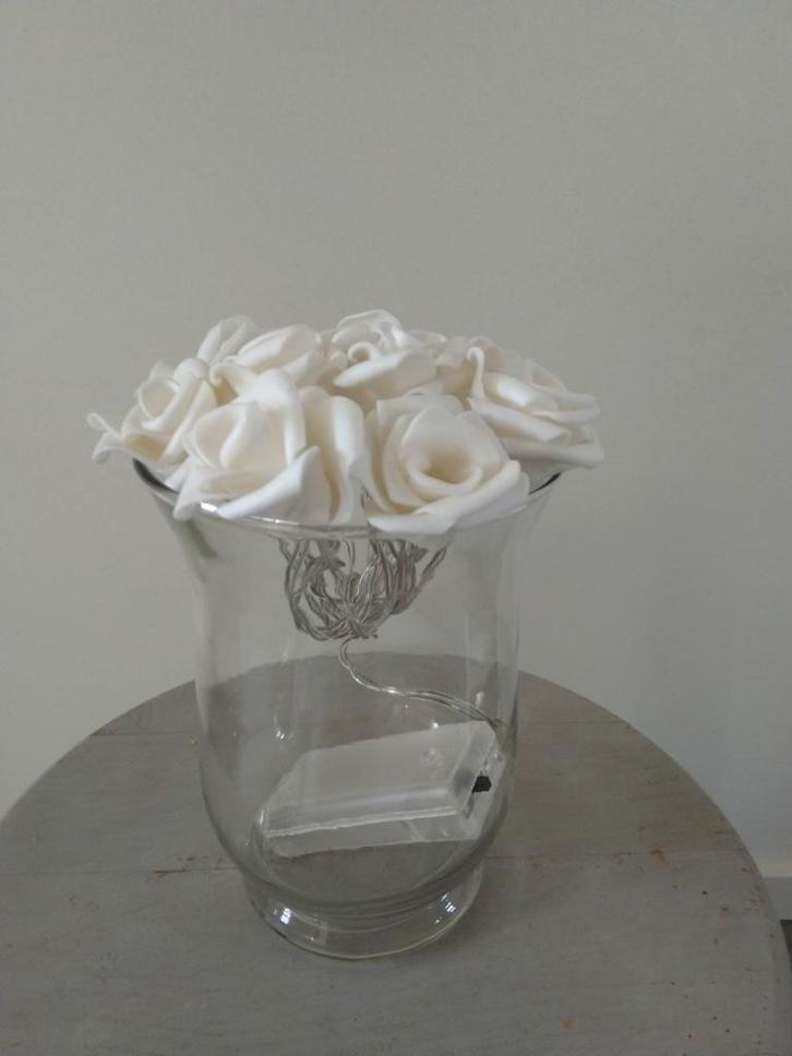 Windlicht van glas met witte rozen lichtsnoer., Huis en Inrichting, Woonaccessoires | Kandelaars en Kaarsen, Gebruikt, Minder dan 25 cm