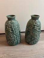 Groene vazen met blaadjes relief/motief, Aardewerk of Porselein, Ophalen of Verzenden, Zo goed als nieuw, Minder dan 50 cm