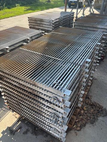 Driekant roosters met mestspleet [758]  beschikbaar voor biedingen