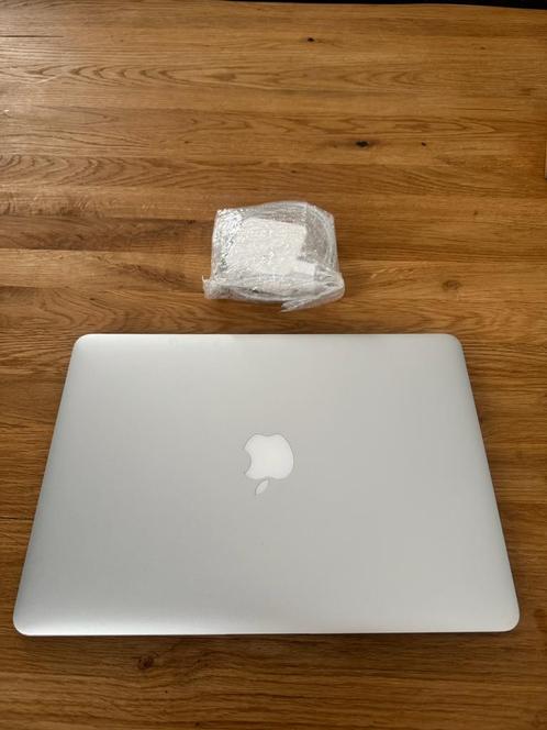 Macbook air 13 inch 2015 in goede staat, met nieuwe oplader, Computers en Software, Laptop-opladers, Zo goed als nieuw, Ophalen of Verzenden