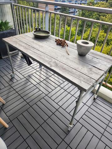 Verrijdbare buitentafel (steigerhout en steigerpijp). beschikbaar voor biedingen