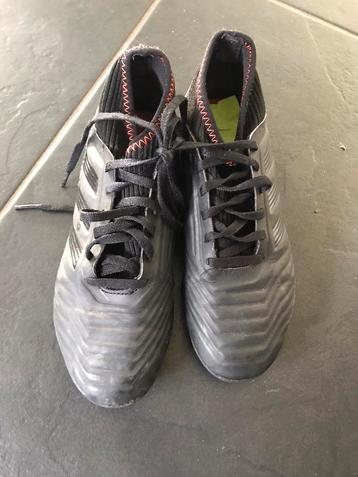 Adidas kunstgras schoenen maat 35