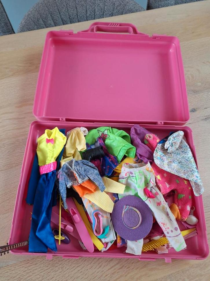Barbie vintage kleding en koffer, Kinderen en Baby's, Speelgoed | Poppen, Gebruikt, Barbie, Ophalen of Verzenden