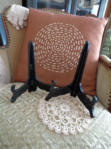 2 Brocante Zwarte Houten Bordenhouders   ** Mimosa ** beschikbaar voor biedingen