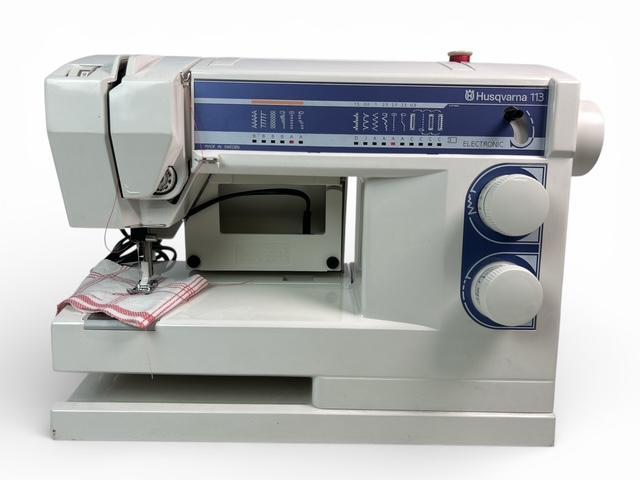 Husqvarna 113 naaimachine zo goed als nieuw # 9880, Hobby en Vrije tijd, Naaimachines en Toebehoren, Zo goed als nieuw, Naaimachine