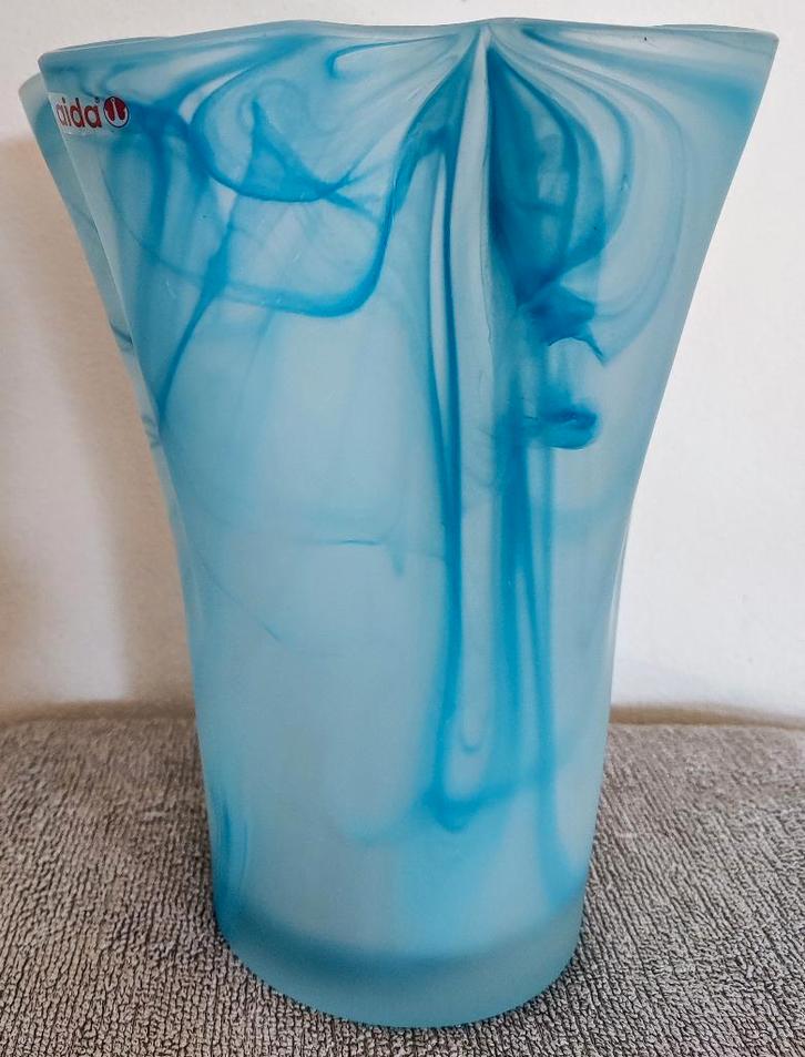Aida vaas ~ Frosted blauw glas met marmer-effect, Huis en Inrichting, Woonaccessoires | Vazen, Blauw, Minder dan 50 cm, Glas, Ophalen of Verzenden