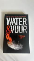 Victoria Scott - Water en vuur, Boeken, Kinderboeken | Jeugd | 13 jaar en ouder, Victoria Scott, Ophalen of Verzenden, Zo goed als nieuw