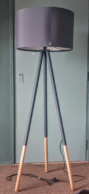 Strakke nette vloerlamp van Zuiver / zo goed als nieuw!