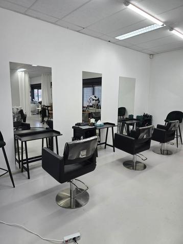 Kapperstoel in een professionele dames kapsalon in Amsterdam beschikbaar voor biedingen