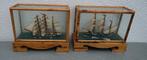 Scheepsmodellen in glazen vitrine, Antiek en Kunst, Ophalen of Verzenden