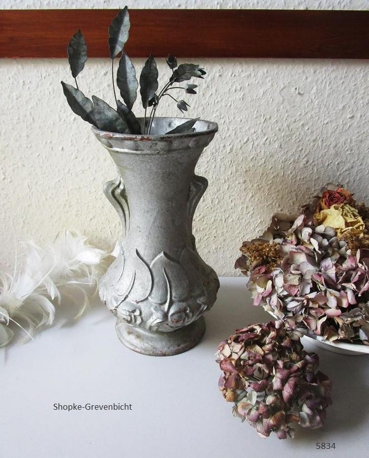 Antieke gietijzeren vaas met reliëf, Antiek en Kunst, Antiek | Woonaccessoires, Ophalen of Verzenden