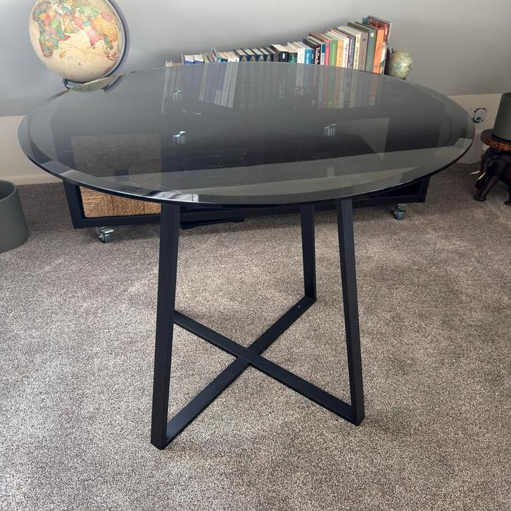 Stijlvolle ronde tafel met een donker getint glazen blad, Antiek en Kunst, Antiek | Meubels | Tafels, Ophalen