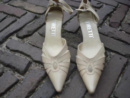 GRATIS VERZENDEN NIEUWE BEIGE LEREN FIRETTI PUMPS 39, Kleding | Dames, Schoenen, Nieuw, Schoenen met lage hakken, Beige, Verzenden