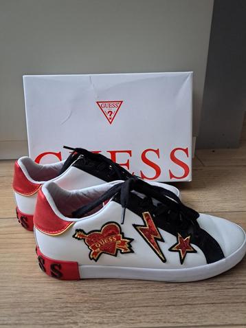 GUESS sneakers beschikbaar voor biedingen