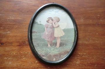 houten lijstje met een nostalgische afbeelding van 2 meisjes beschikbaar voor biedingen