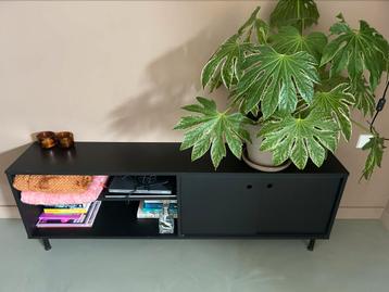 Zwart dressoir kastje beschikbaar voor biedingen