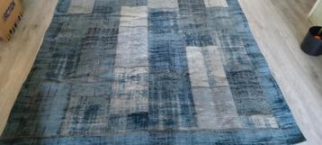 Blauw vloerkleed beschikbaar voor biedingen