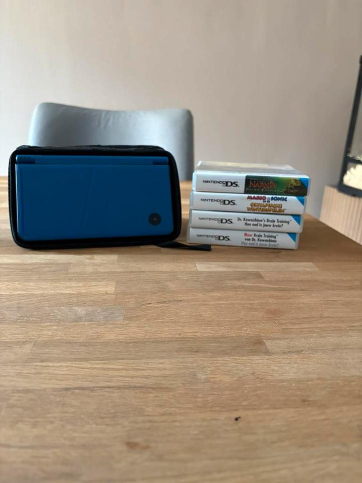 Nintendo DS XL + 4 spellen, Spelcomputers en Games, Spelcomputers | Nintendo 2DS en 3DS, Zo goed als nieuw, 2DS XL, Blauw, Met games