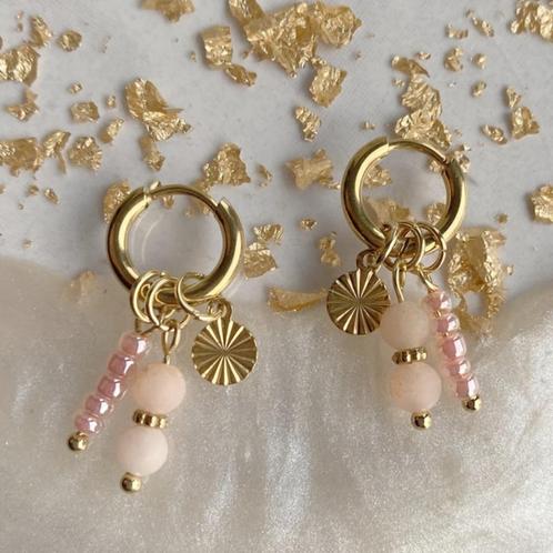 Stalen Oorringen goud met bedels Zalmroze kralen natuursteen, Sieraden, Tassen en Uiterlijk, Oorbellen, Nieuw, Hangers, Overige materialen