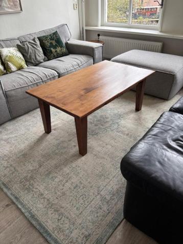 Fraaie massief houten salontafel met laatje beschikbaar voor biedingen