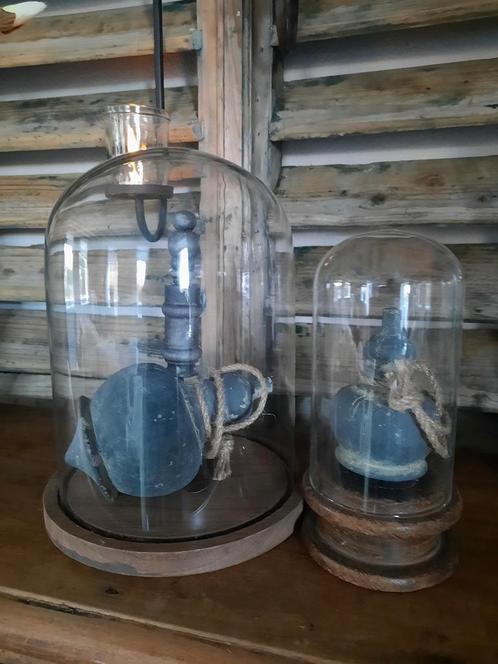 Twee glazen stolpen op houten voet + decoratie stoer sober, Huis en Inrichting, Woonaccessoires | Stolpen, Gebruikt, Ophalen