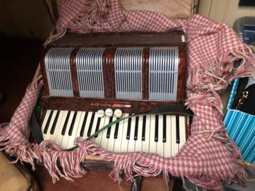 Klassieke antieke accordeon in oude leren koffer Scandalli beschikbaar voor biedingen