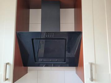 Moderne zwarte schuine afzuigkap. beschikbaar voor biedingen