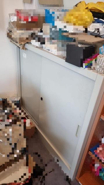 Metalen kast beschikbaar voor biedingen