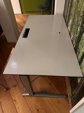 Degelijk Ahrend bureau | vaste hoogte 75 cm beschikbaar voor biedingen