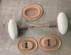 Twee porseleinen deurkrukken met beslag, Antiek en Kunst, Curiosa en Brocante, Ophalen of Verzenden