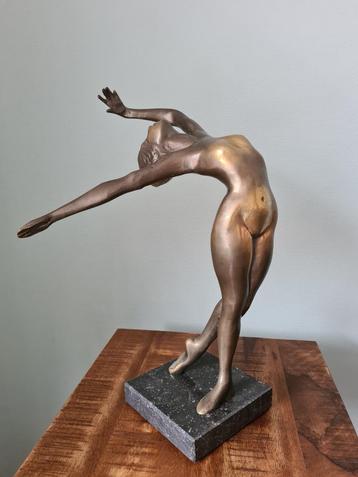 Schitterend Bronzen beeld van een elegante dame beschikbaar voor biedingen