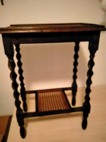 Tafeltje. beschikbaar voor biedingen