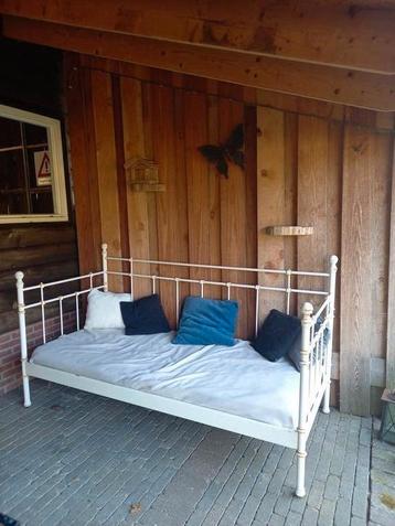 Bed (bank) opknapper Ikea beschikbaar voor biedingen