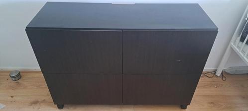 besta kast donkerbruin met glasplaat, Huis en Inrichting, Kasten | Dressoirs, Gebruikt, 100 tot 150 cm, 25 tot 50 cm, Met deur(en)